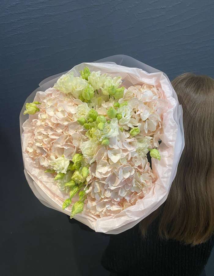 Букет из розовых гортензий и эустомы "Сладкие чувства"