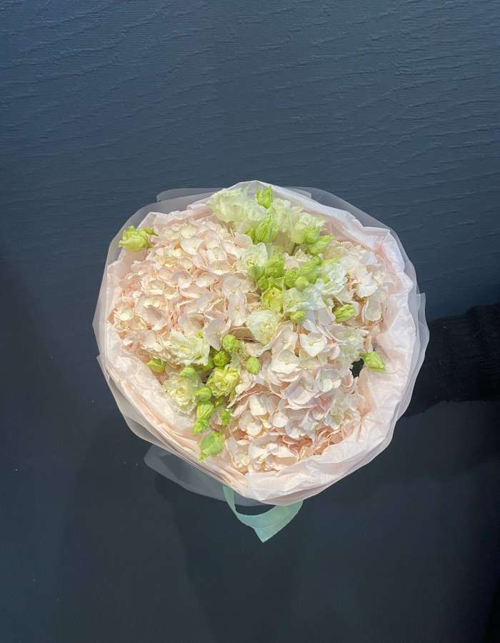 Букет из розовых гортензий и эустомы "Сладкие чувства"