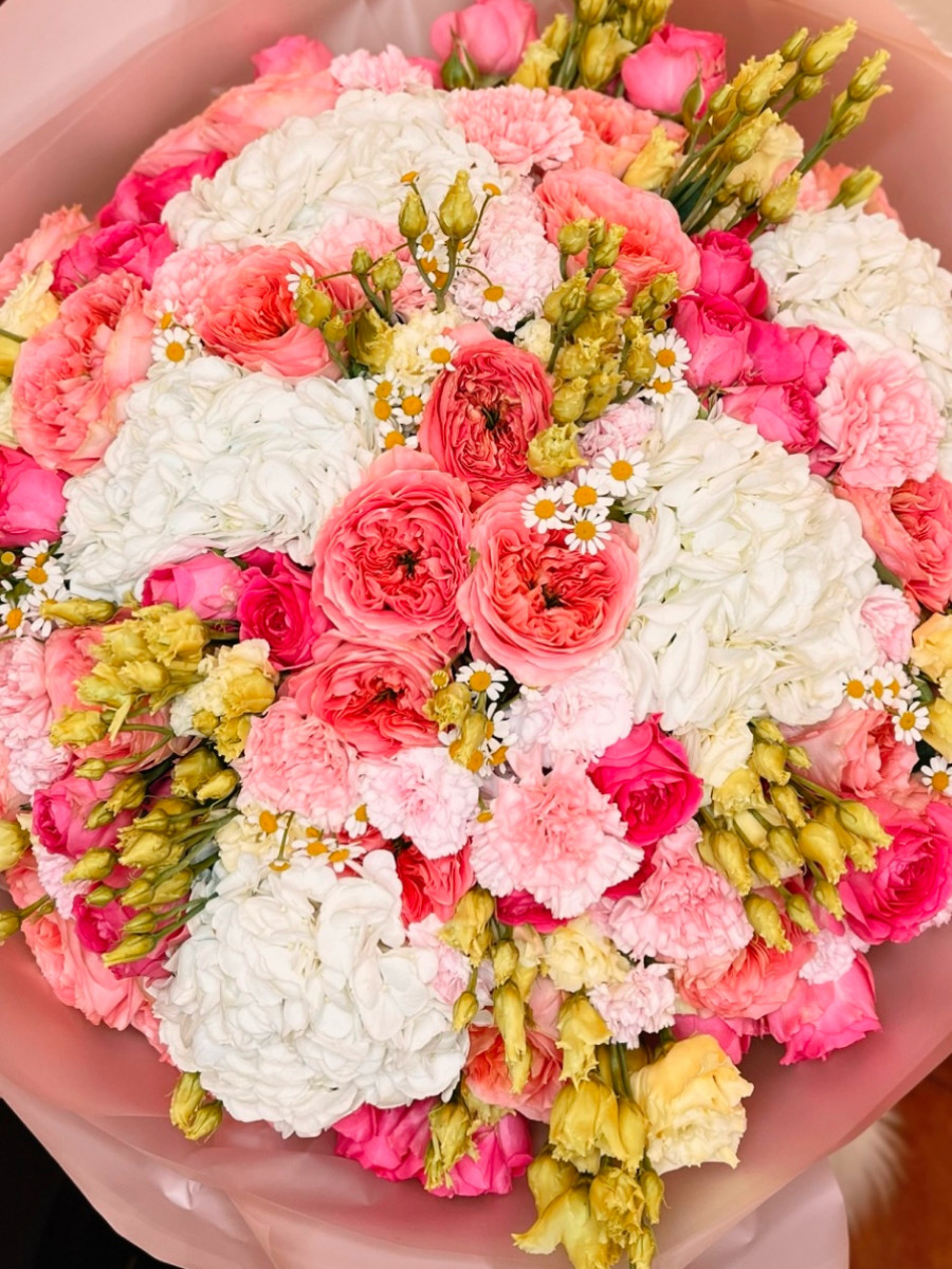 Букет из гортензии и пионовидных роз "Моей мечте"