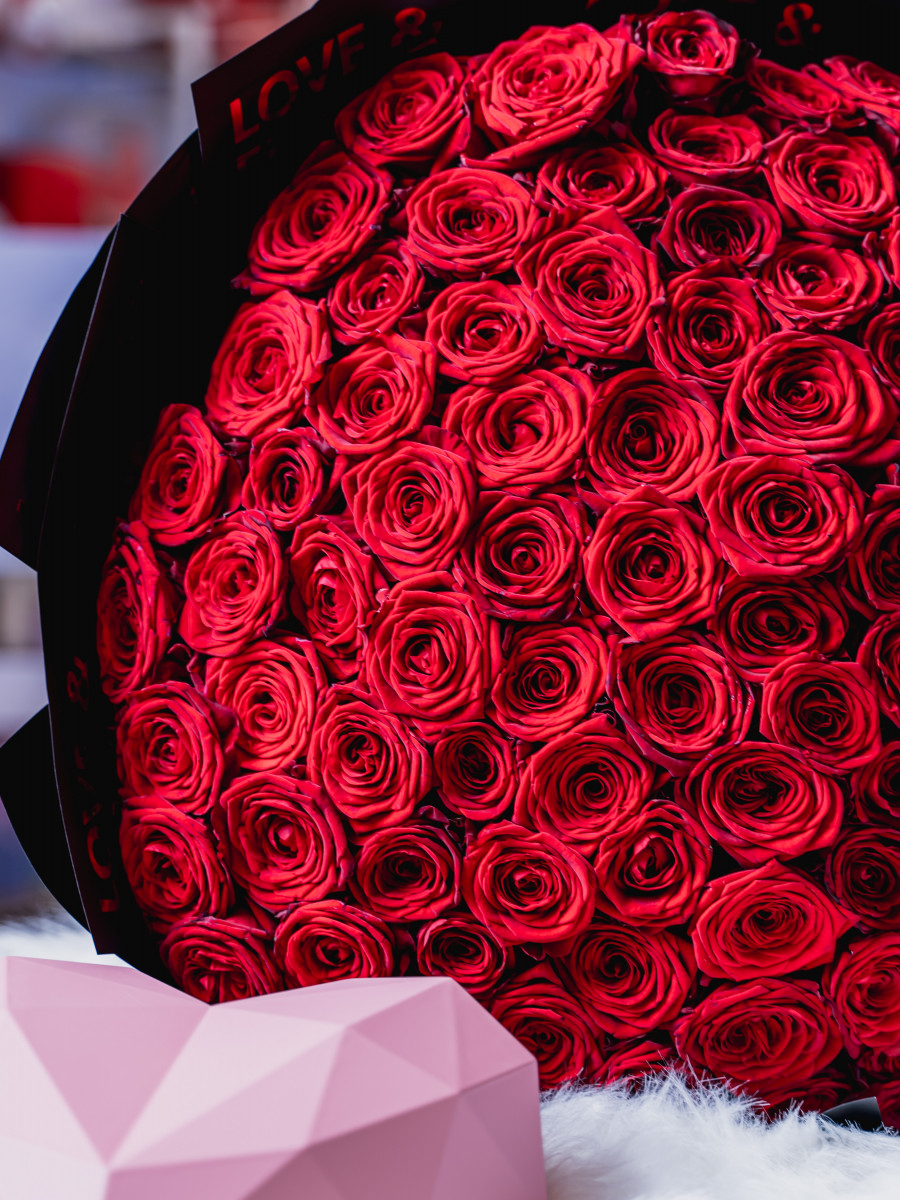 Букет из красных роз сорта Рэд Наоми(Red Naomi) "Ассоль"