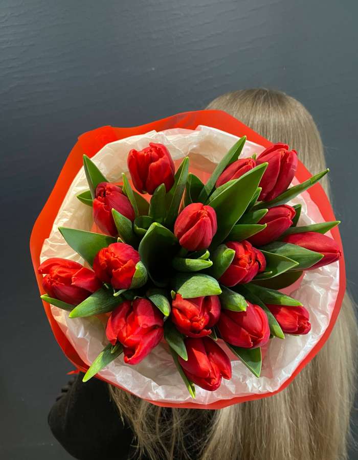 Букет из тюльпанов сорта Рэд Стоун "Красное Пламя Страсти"