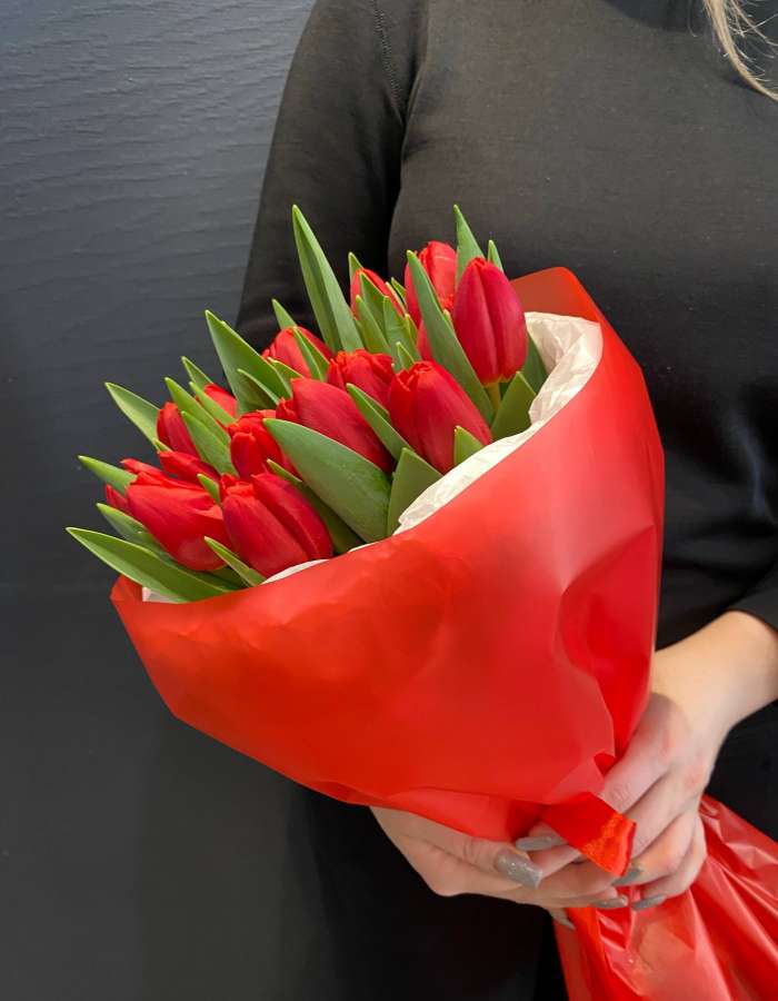 Букет из тюльпанов сорта Рэд Стоун "Красное Пламя Страсти"