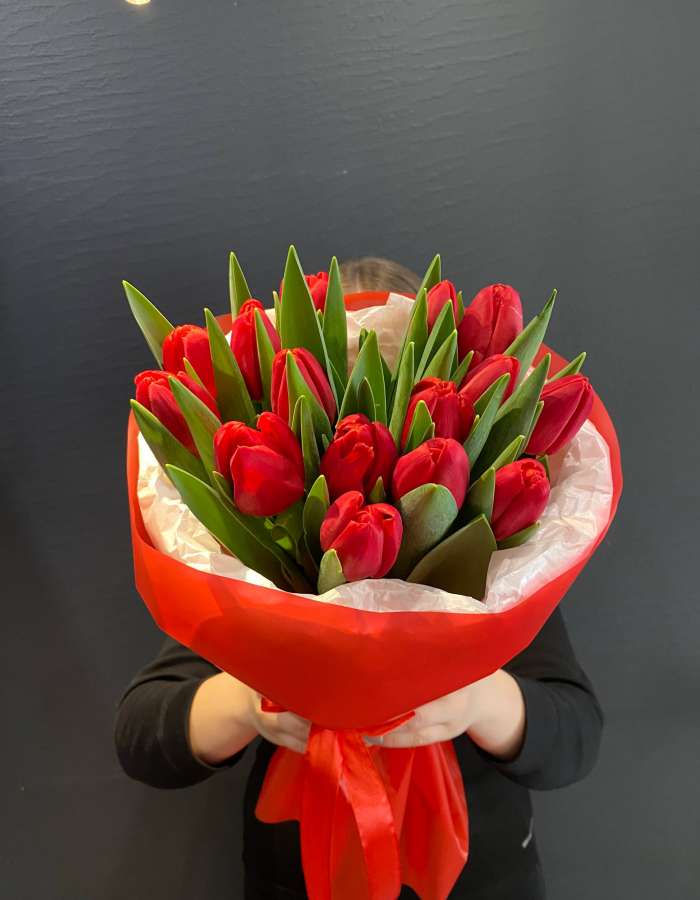 Букет из тюльпанов сорта Рэд Стоун "Красное Пламя Страсти"