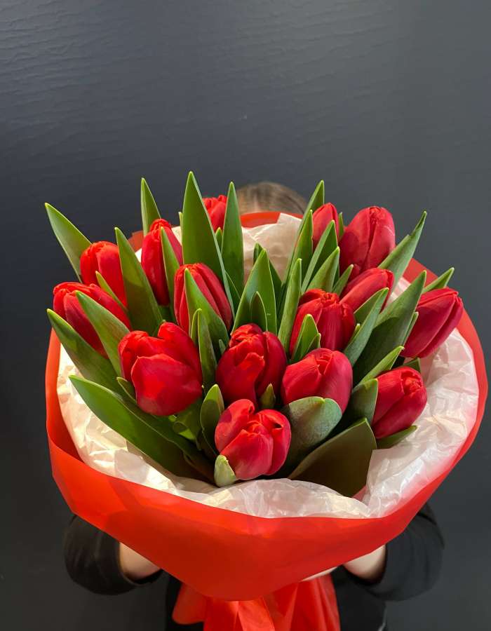Букет из тюльпанов сорта Рэд Стоун "Красное Пламя Страсти"