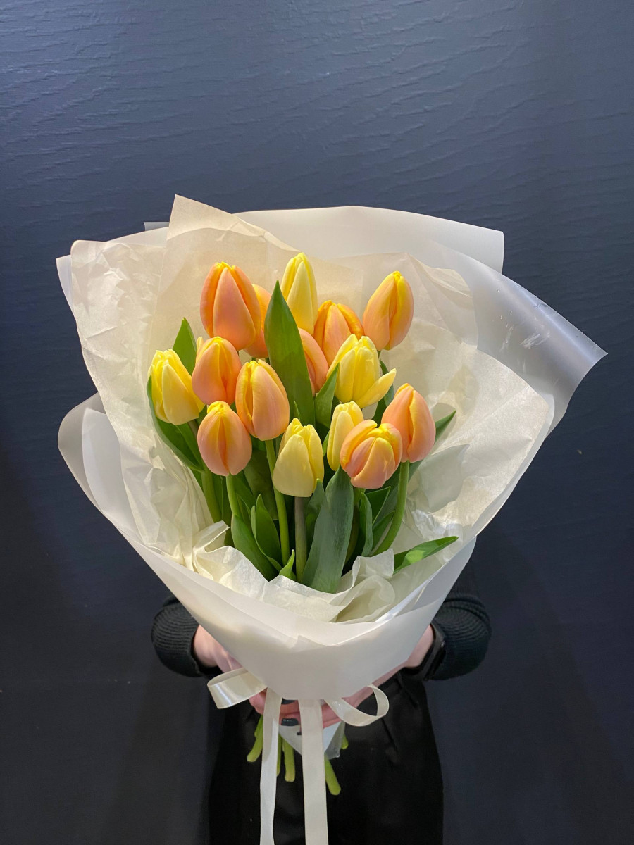 Букет из желтых и манговых тюльпанов "Весенний миг"