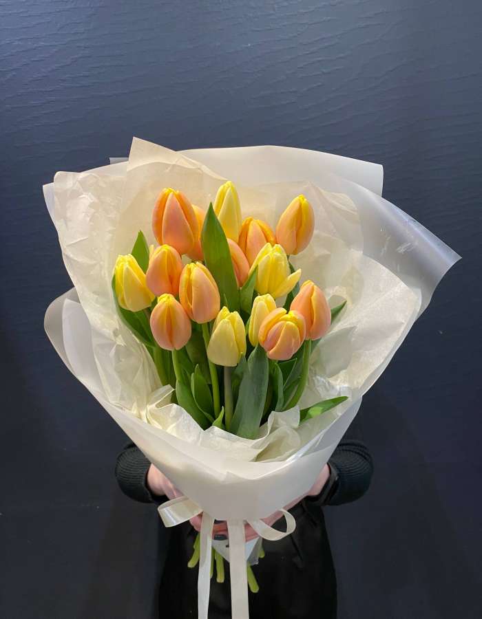 Букет из желтых и манговых тюльпанов "Весенний миг"