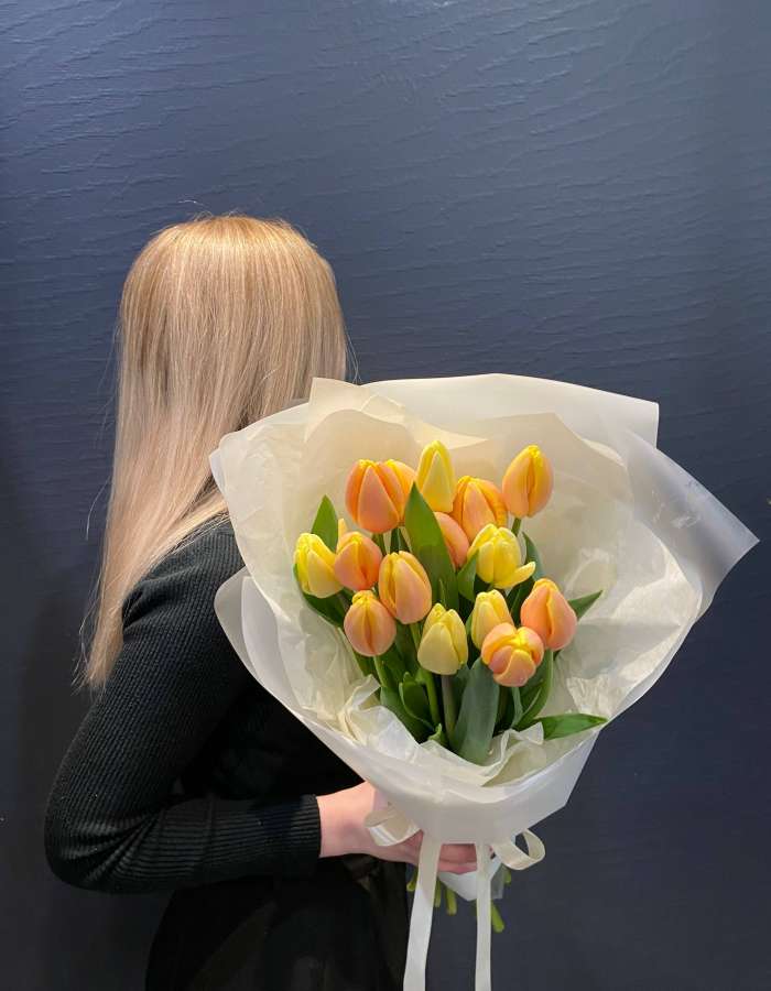 Букет из желтых и манговых тюльпанов "Весенний миг"