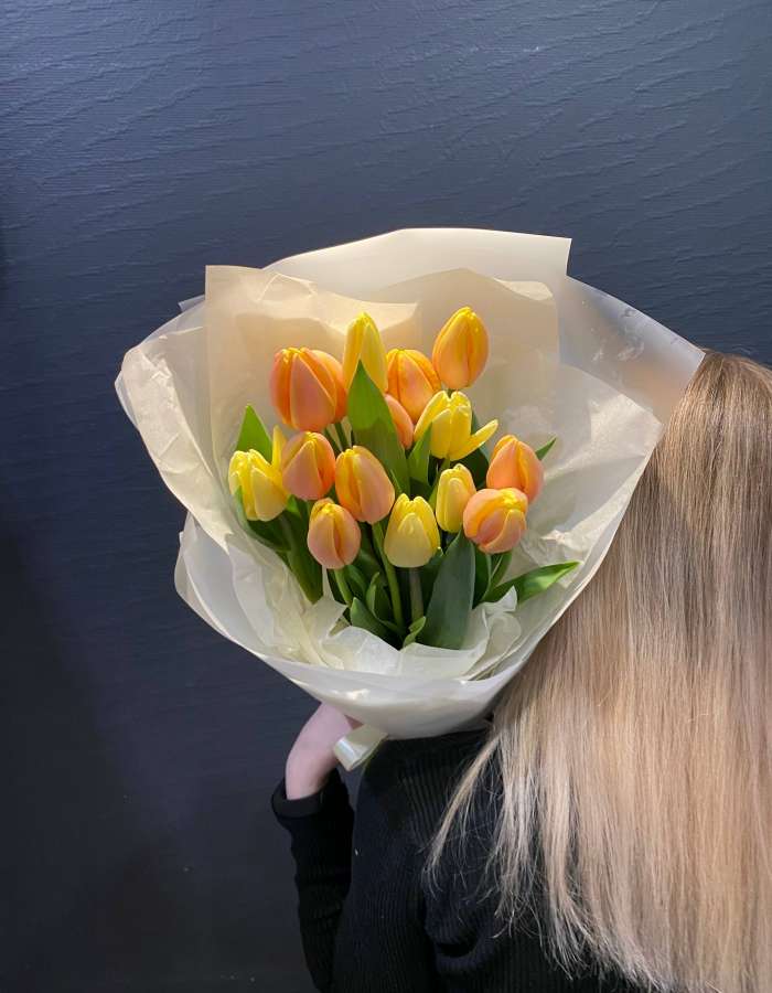 Букет из желтых и манговых тюльпанов "Весенний миг"