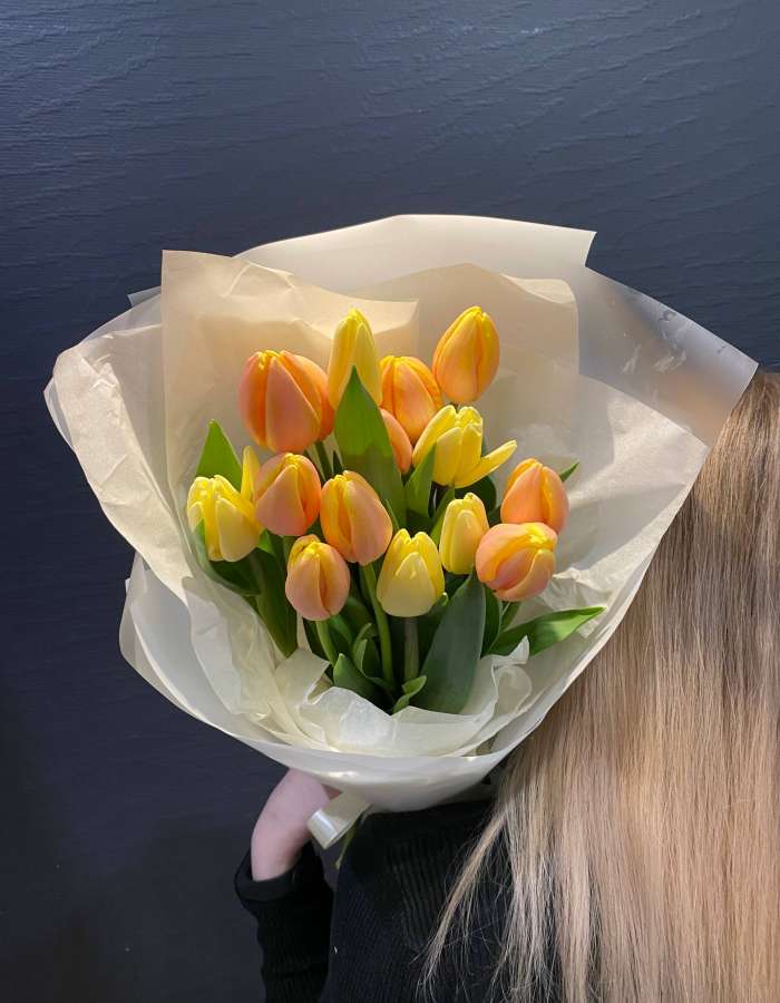 Букет из желтых и манговых тюльпанов "Весенний миг"