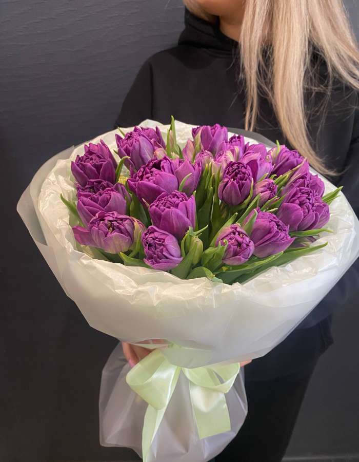 Букет из пионовидных тюльпанов  "Фиолетовый мир"