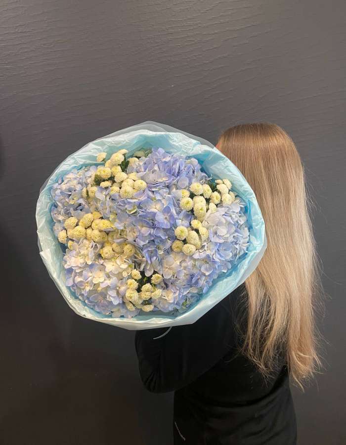 Букет из гортензий и хризантемы сорта Сантини "Голубая Нимфа"