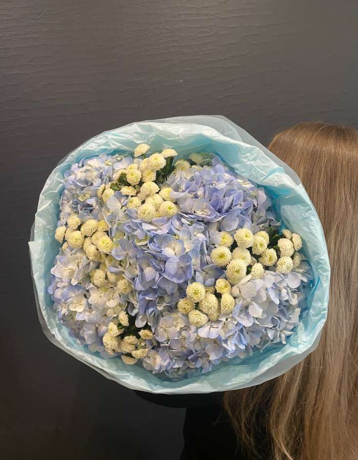 Букет из гортензий и хризантемы сорта Сантини "Голубая Нимфа"