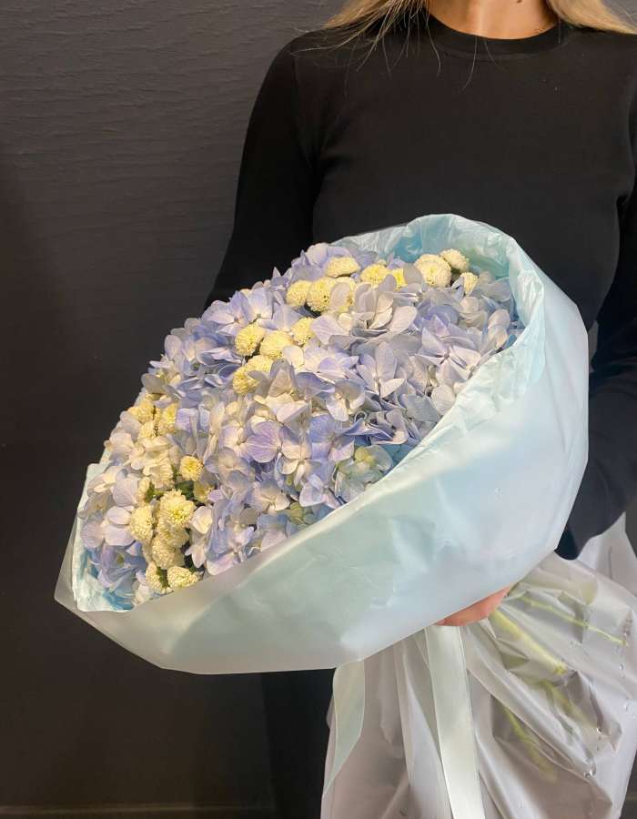 Букет из гортензий и хризантемы сорта Сантини "Голубая Нимфа"