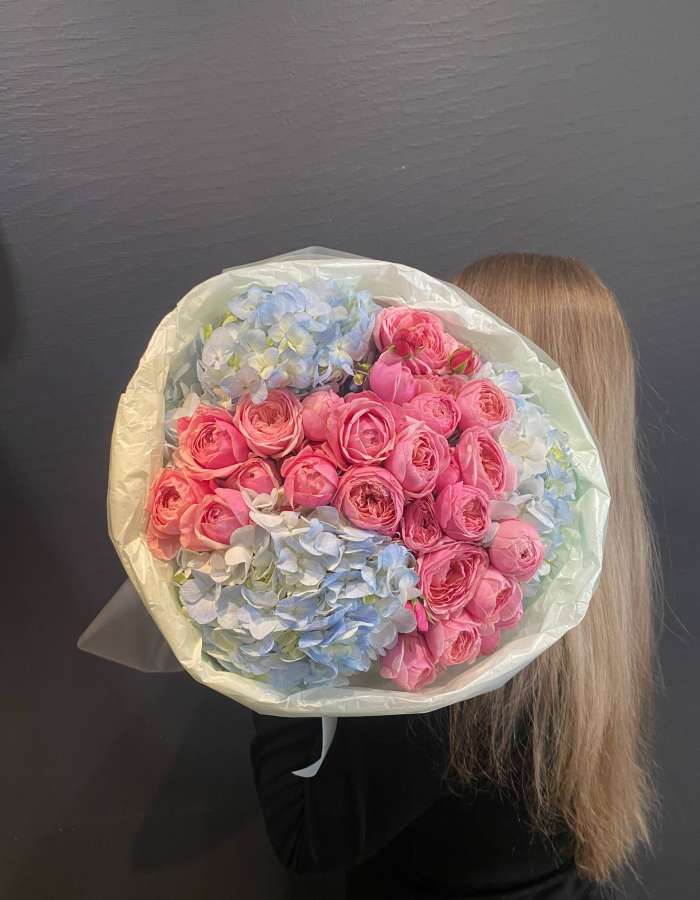 Букет из гортензии и кустовой розы "Охапка роскоши"