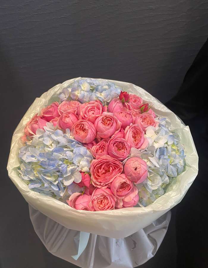 Букет из гортензии и кустовой розы "Охапка роскоши"