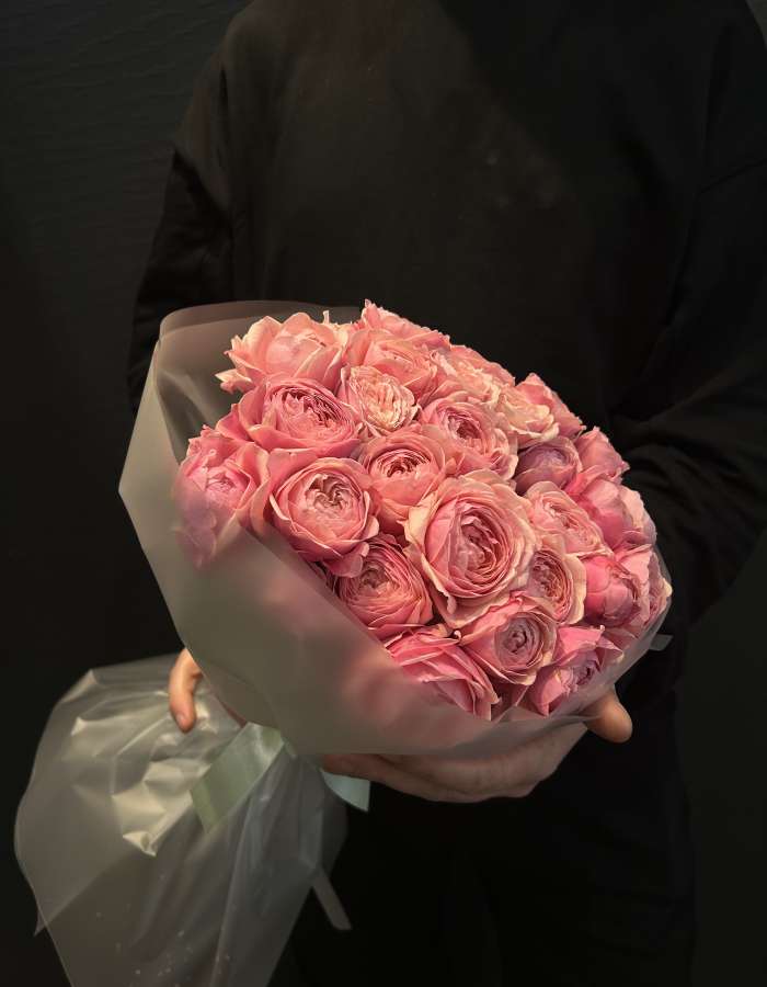 Букет из кустовых пионовидных роз "Непостижимость"