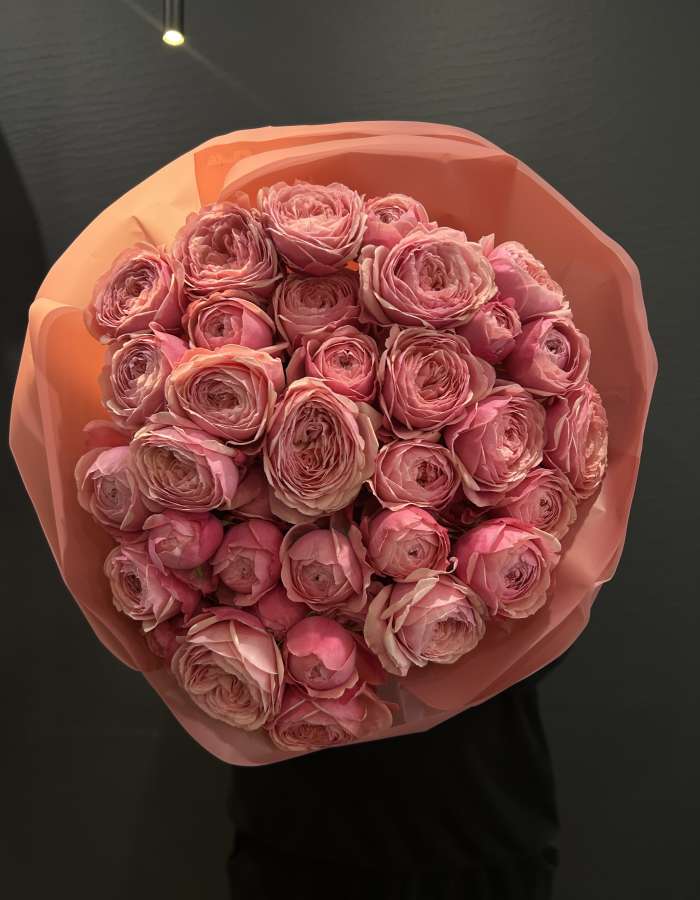 Букет из пионовидных кустовых роз "Карнавал страстей"