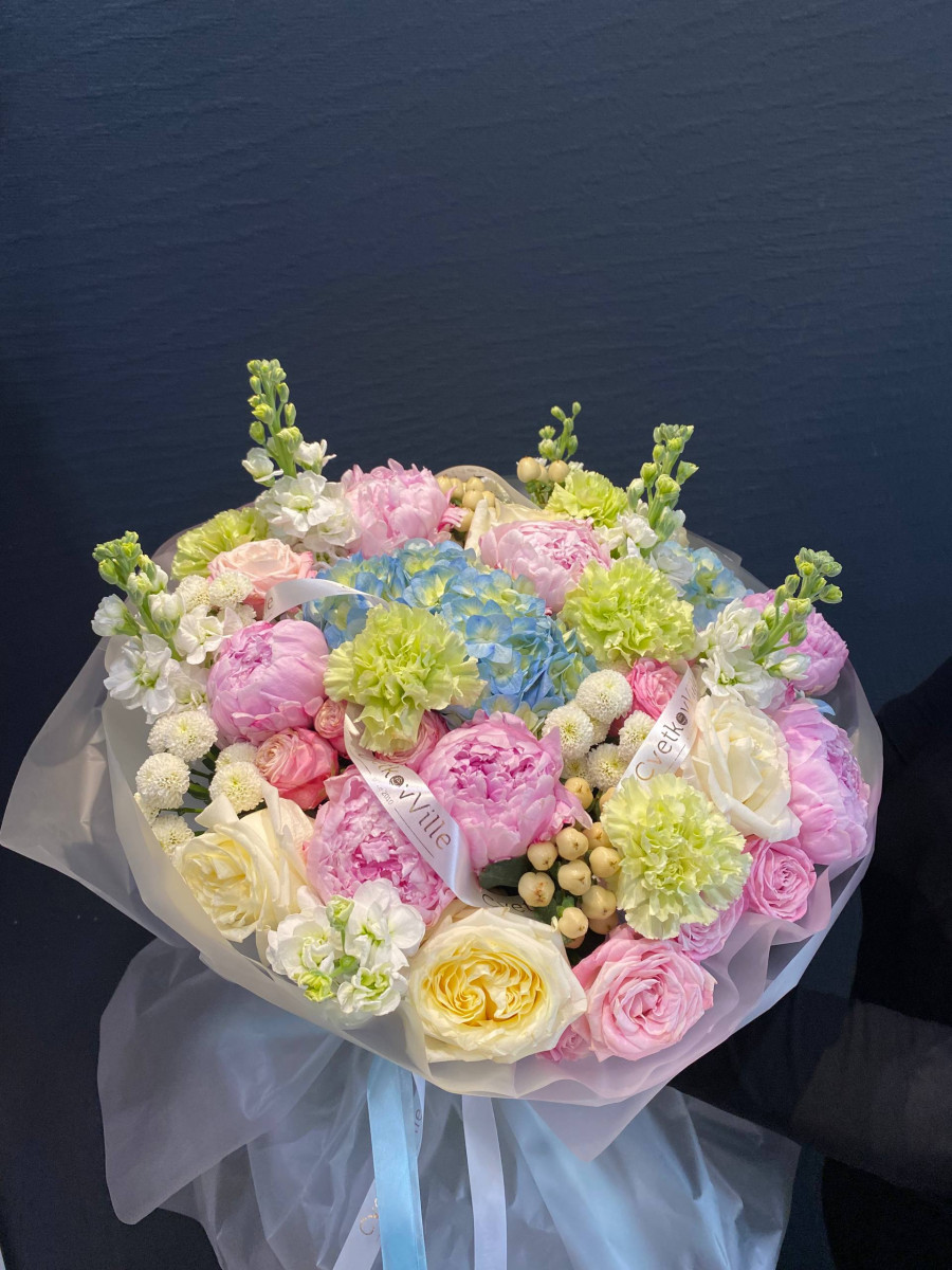 Букет из розовых пионов и маттиолы "Сливочный аромат"