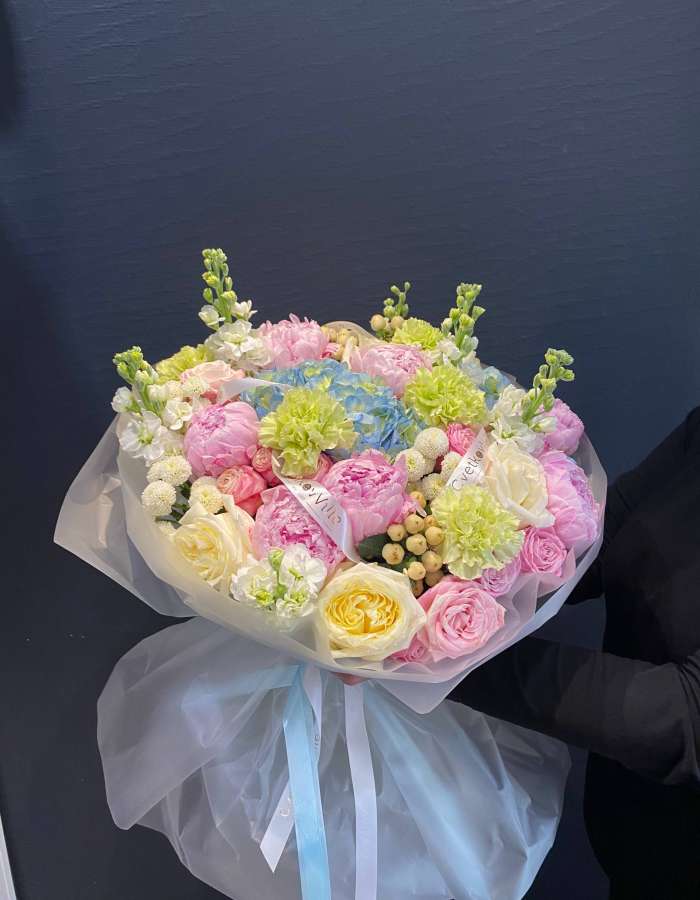 Букет из розовых пионов и маттиолы "Сливочный аромат"