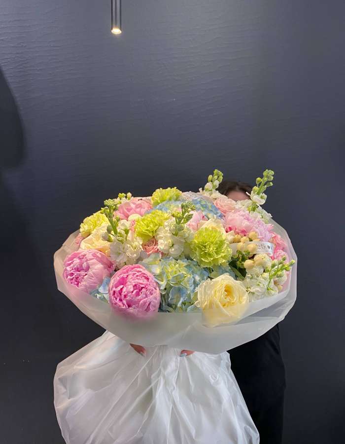 Букет из розовых пионов и маттиолы "Сливочный аромат"