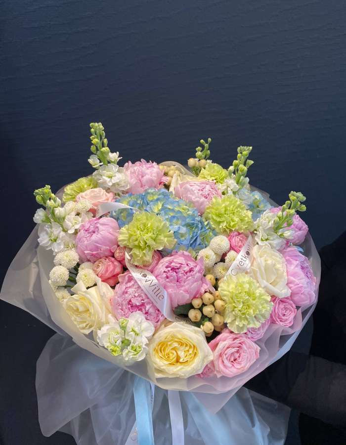 Букет из розовых пионов и маттиолы "Сливочный аромат"