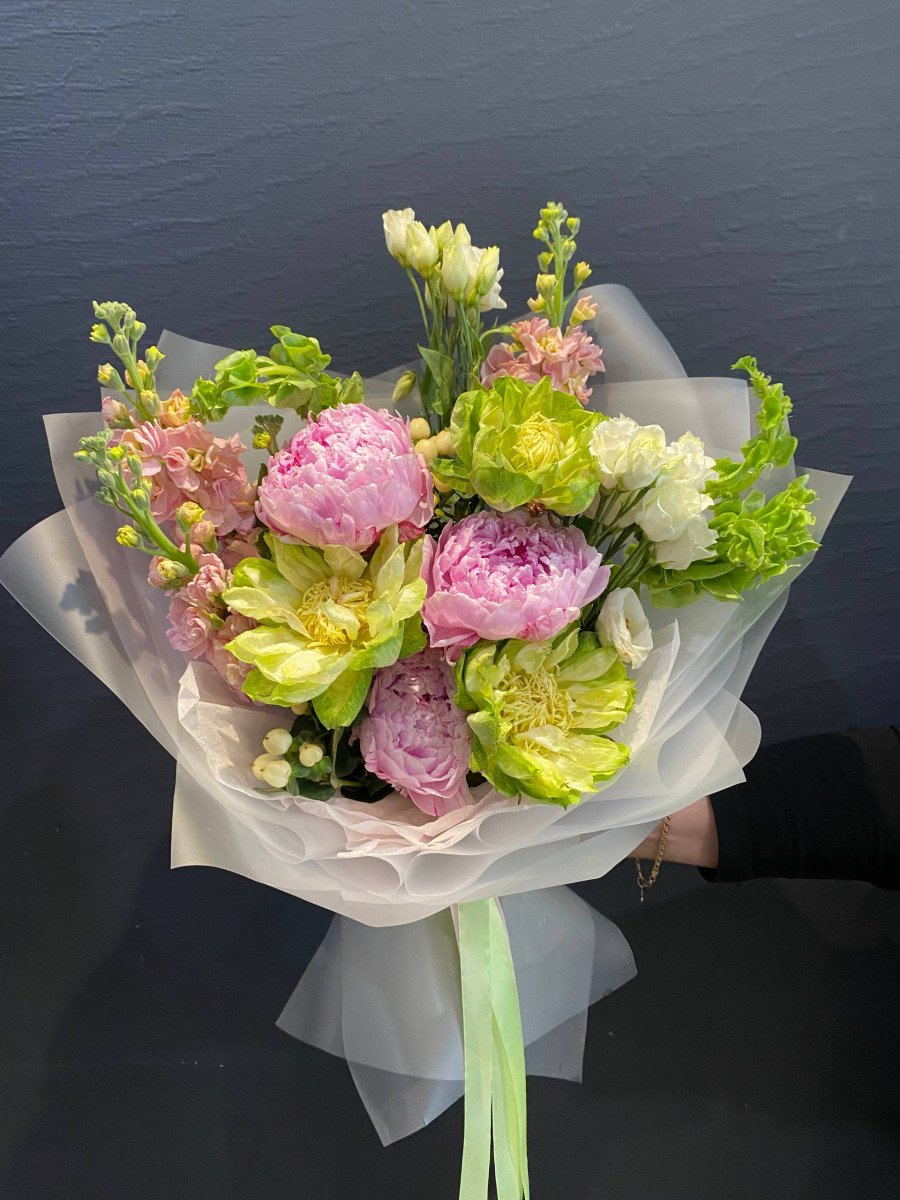 Букет из розовых пионов и розы сорта Вегге "Жозефина"