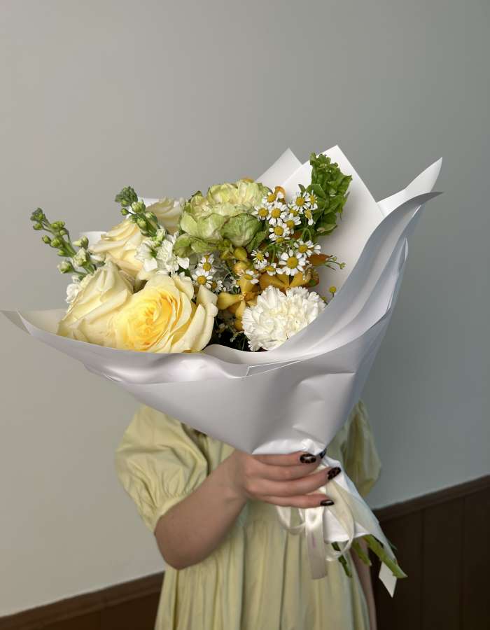 Пасхальный Букет из роз и маттиолы "Цветущая Надежда"