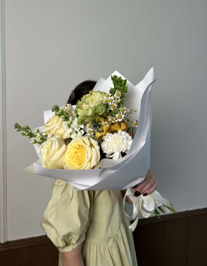 Пасхальный Букет из роз и маттиолы "Цветущая Надежда"