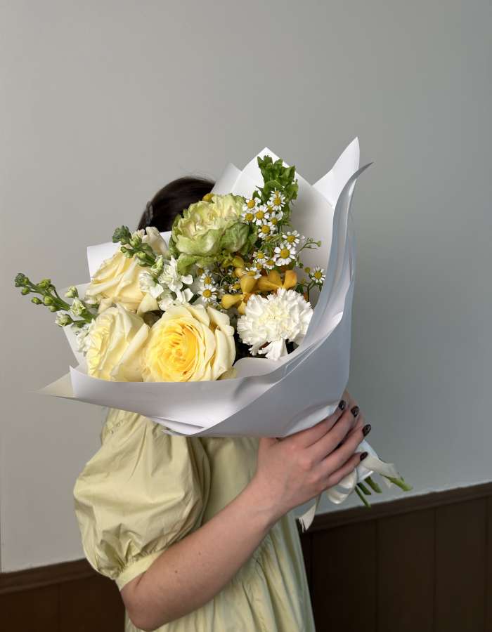 Пасхальный Букет из роз и маттиолы "Цветущая Надежда"