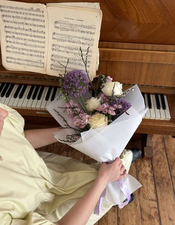 Пасхальный Букет из роз и вербы "Рассвет надежды"