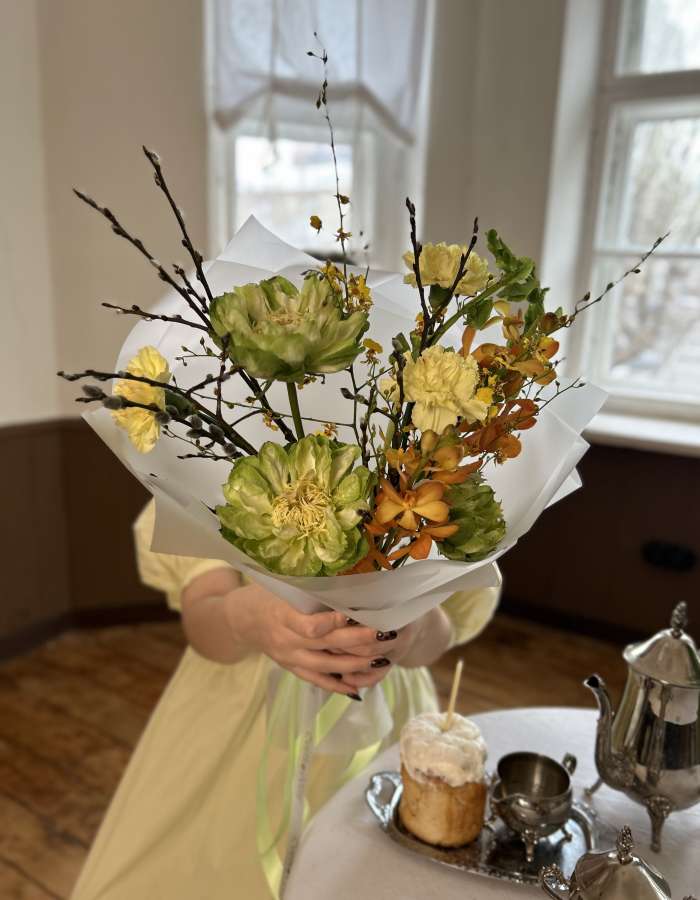 Пасхальный Букет из роз сорта Вегге и орхидей "Летний День"