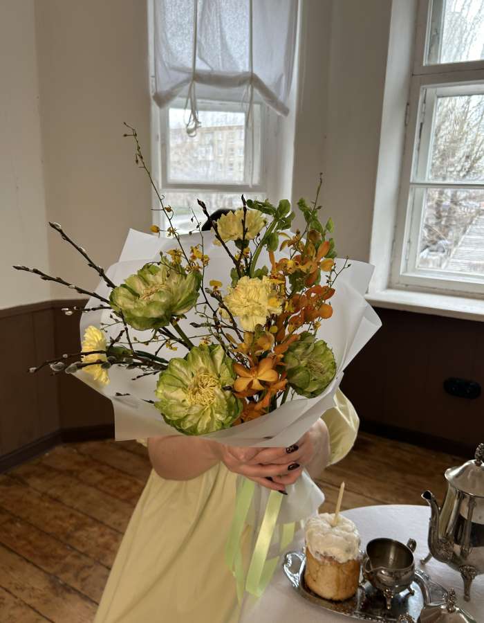 Пасхальный Букет из роз сорта Вегге и орхидей "Летний День"