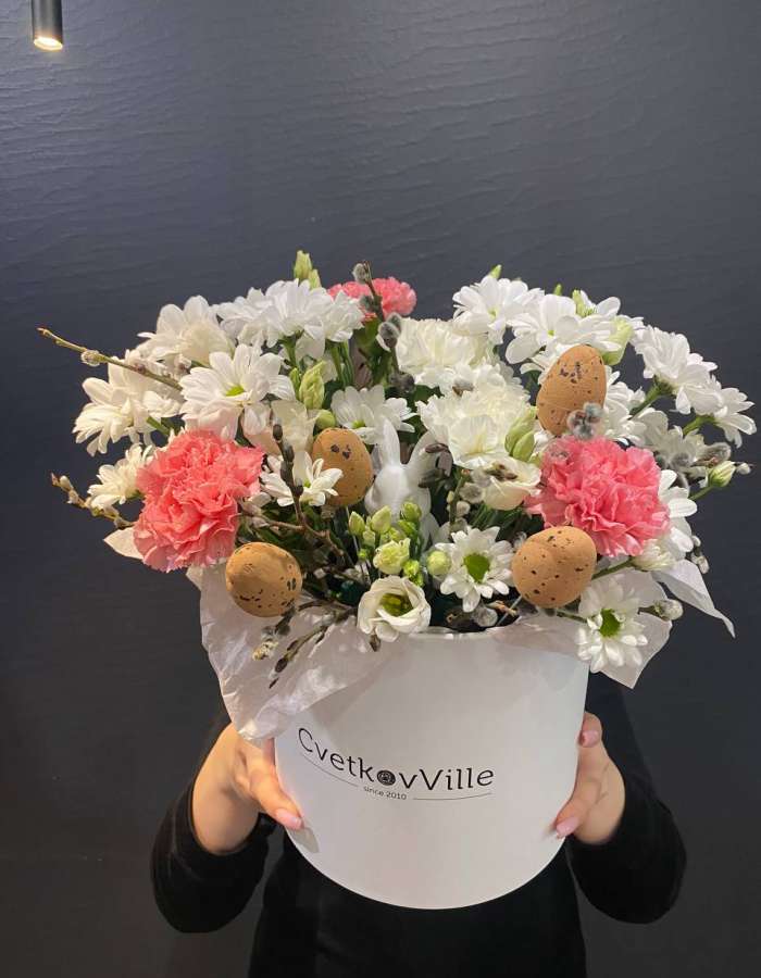 Пасхальная композиция из хризантем и диантусов "Утренняя роса"