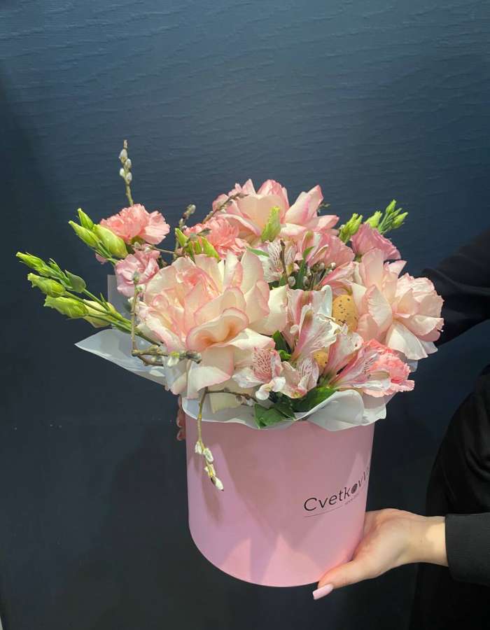 Пасхальная композиция из роз и диантусов "Ангельские крылья"