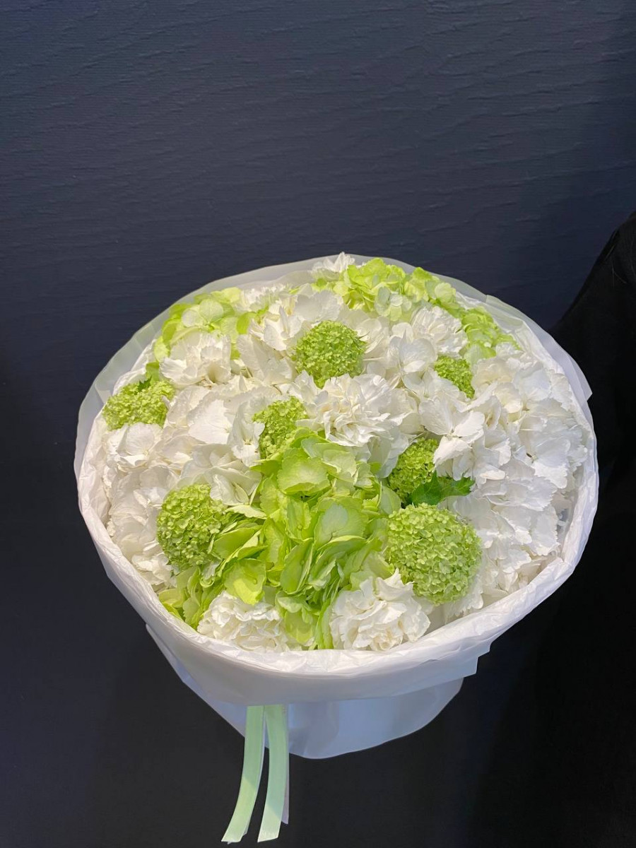 Букет из гортензий и белых диантусов "Весна Вдвоем"