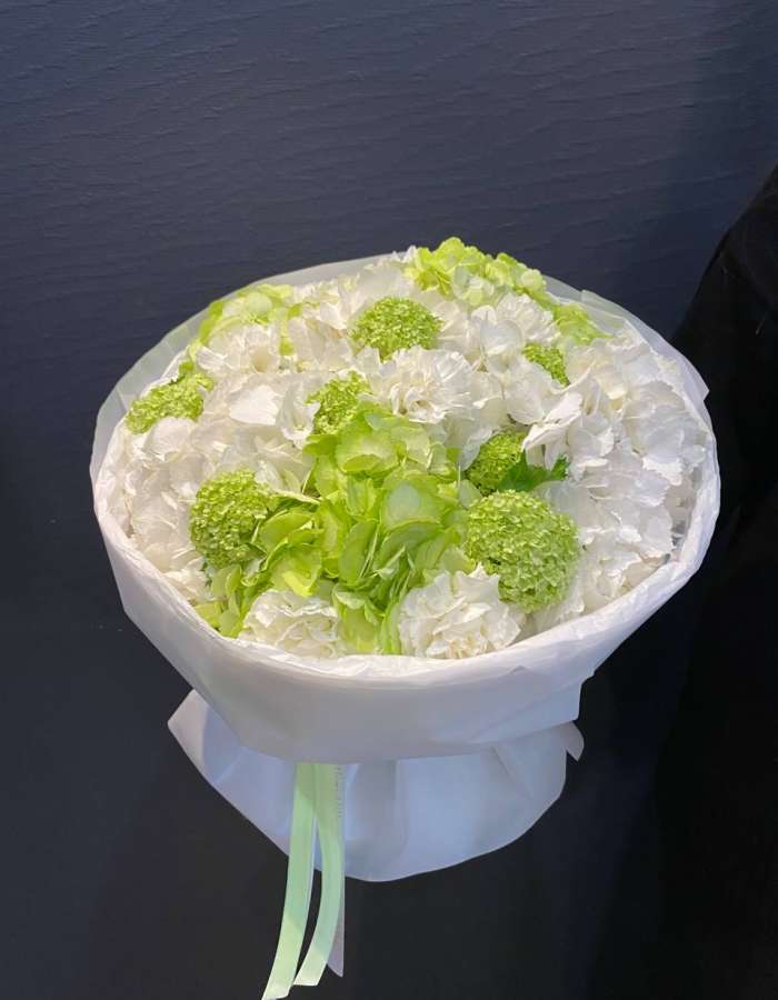 Букет из гортензий и белых диантусов "Весна Вдвоем"