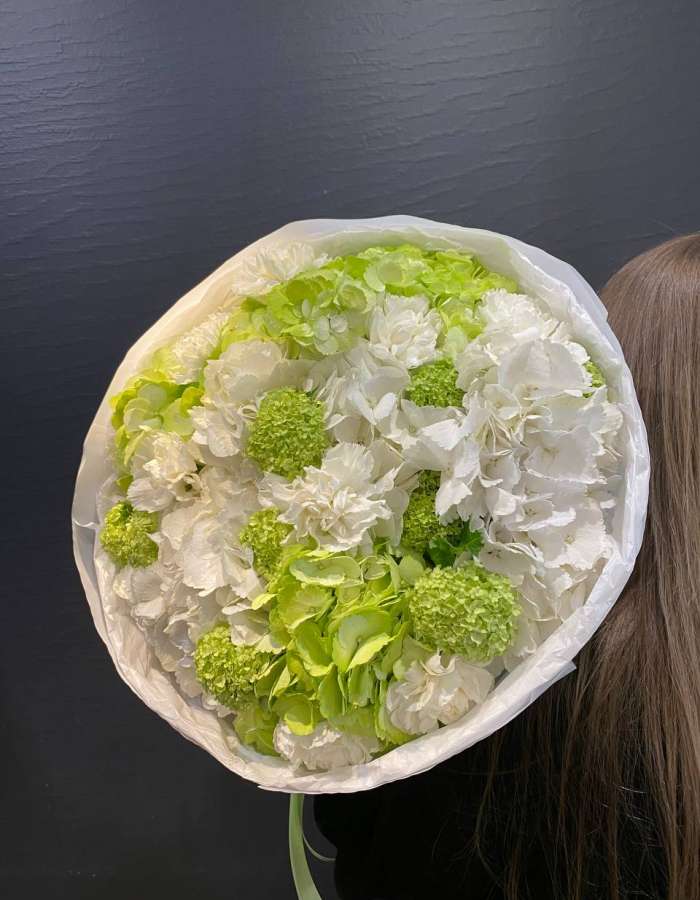 Букет из гортензий и белых диантусов "Весна Вдвоем"