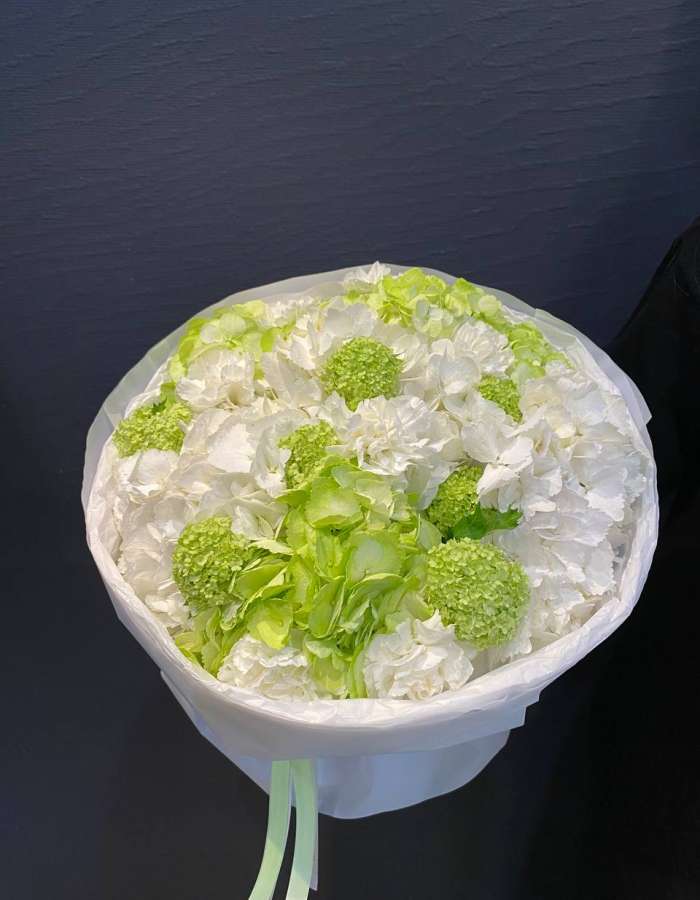 Букет из гортензий и белых диантусов "Весна Вдвоем"