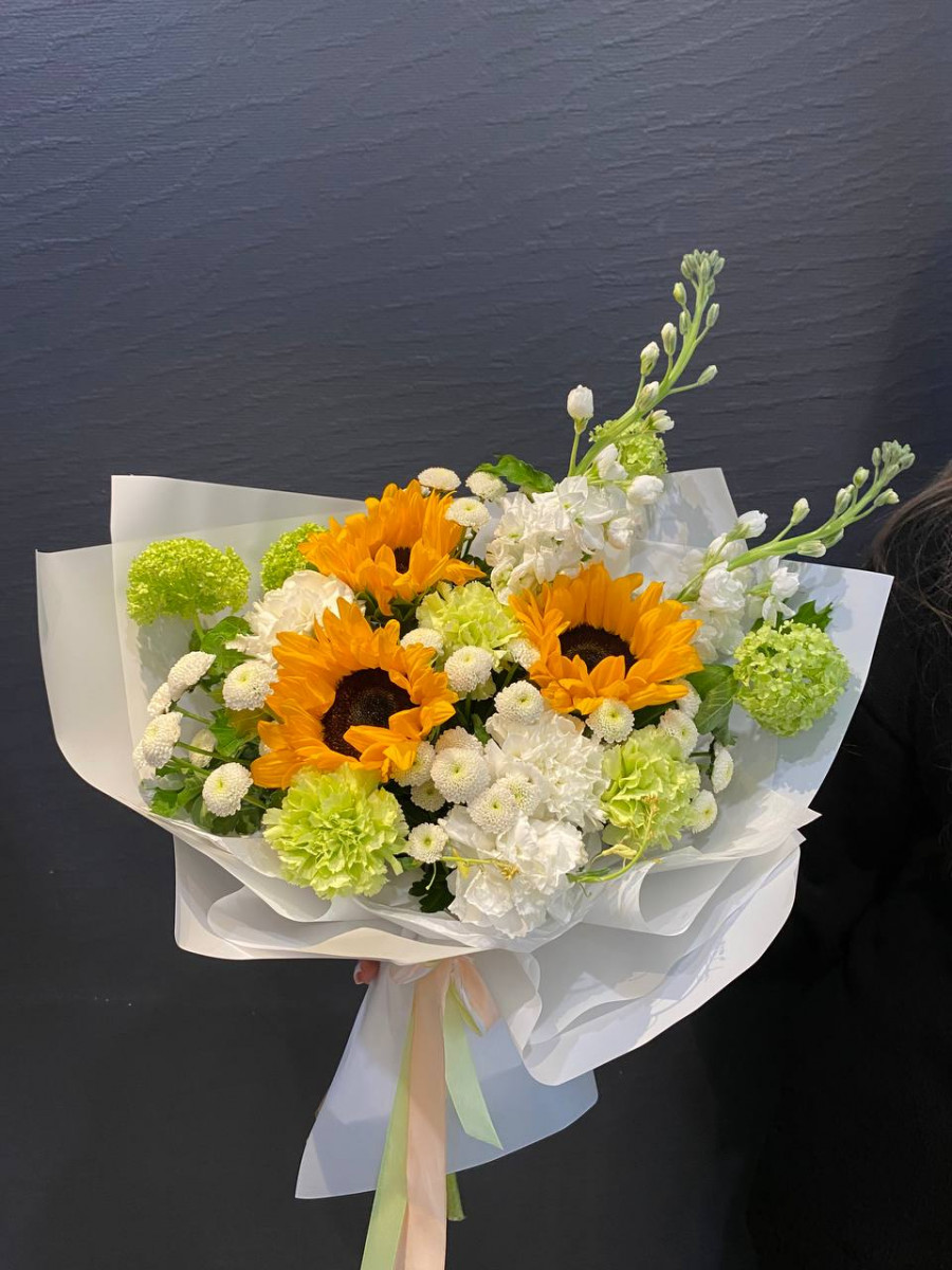 Букет с подсолнухами и белыми диантусами "Солнечные ноты"
