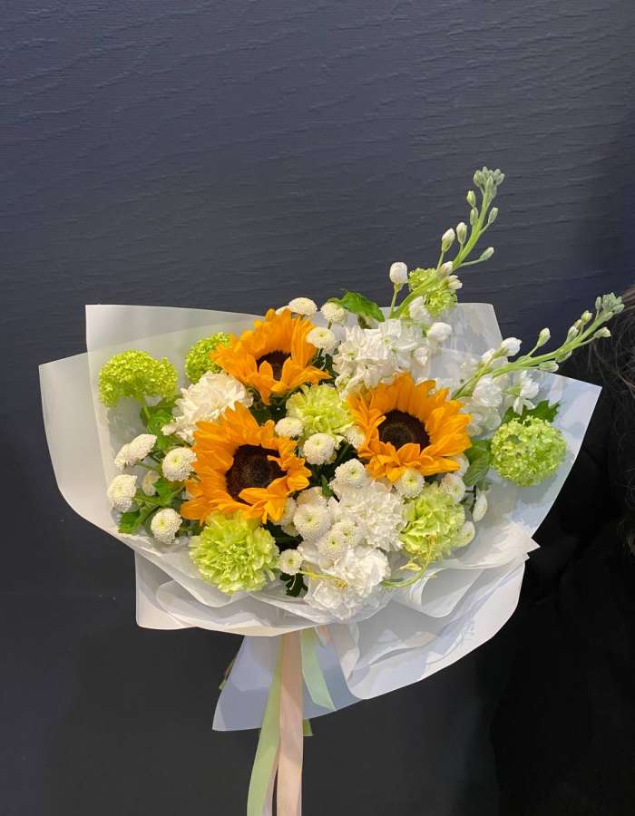 Букет с подсолнухами и белыми диантусами "Солнечные ноты"