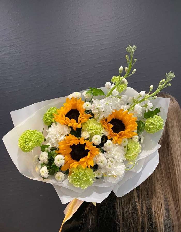 Букет с подсолнухами и белыми диантусами "Солнечные ноты"