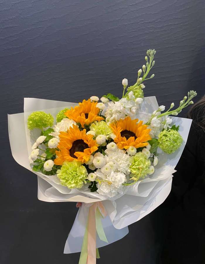 Букет с подсолнухами и белыми диантусами "Солнечные ноты"