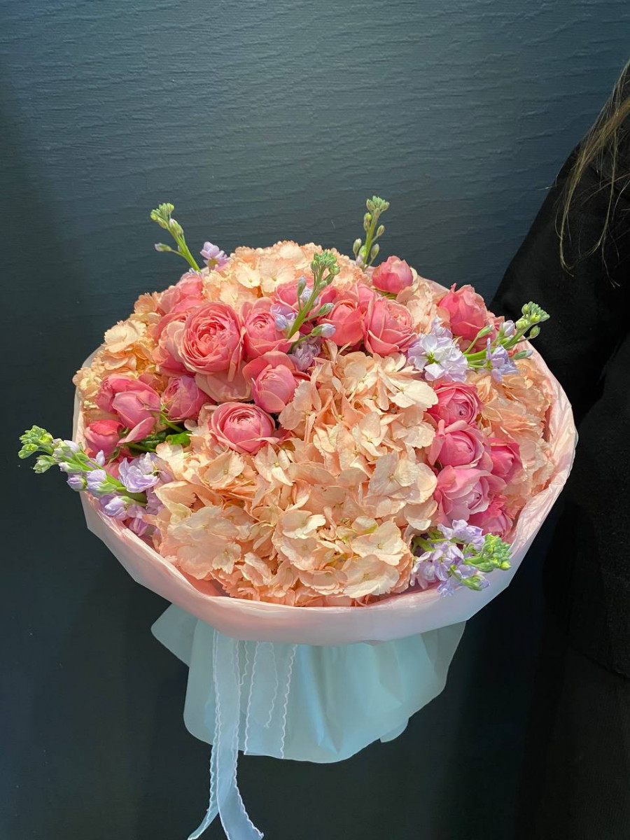 Букет из гортензий и розовых кустовых роз "Летний Дождь"