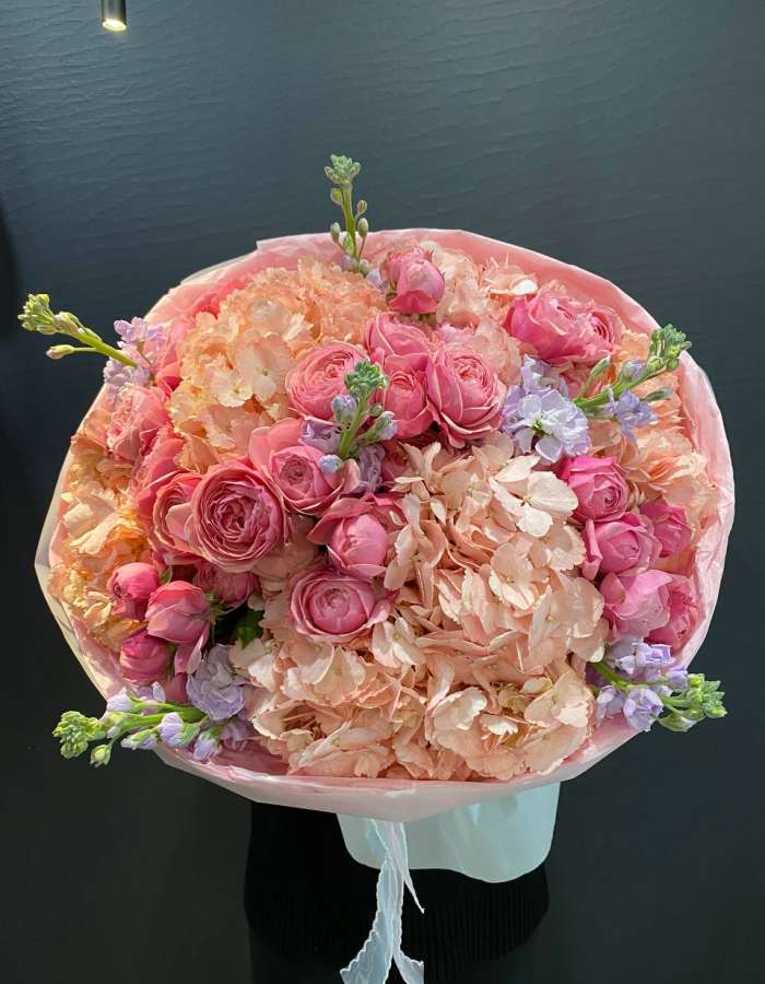 Букет из гортензий и розовых кустовых роз "Летний Дождь"