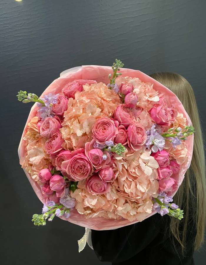 Букет из гортензий и розовых кустовых роз "Летний Дождь"