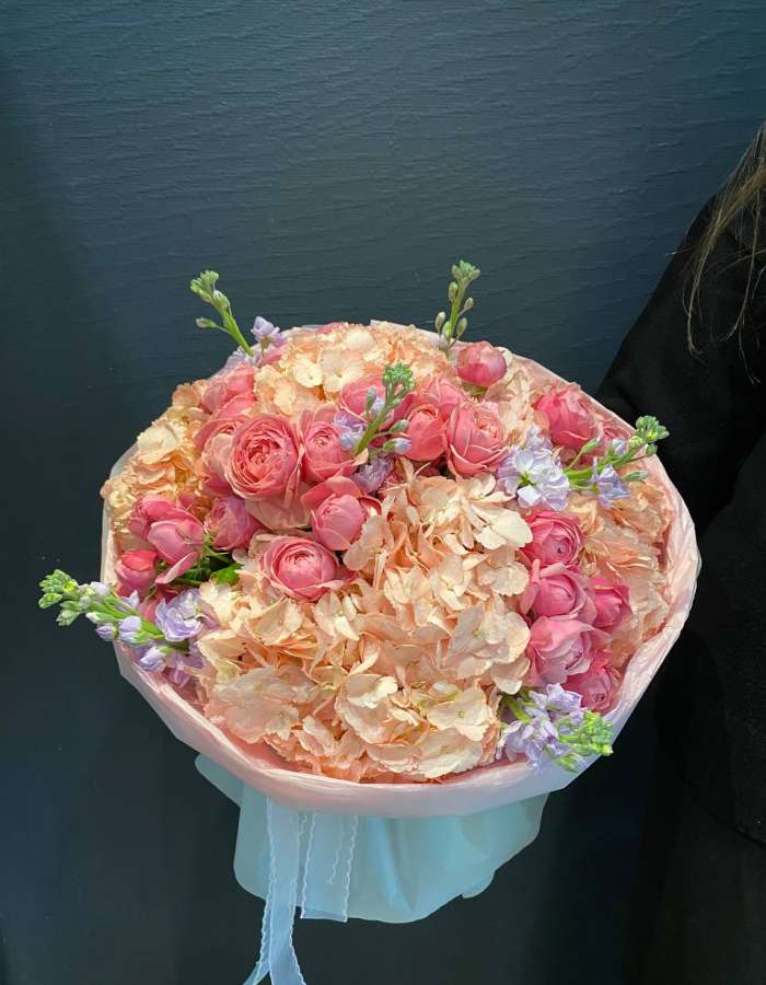 Букет из гортензий и розовых кустовых роз "Летний Дождь"