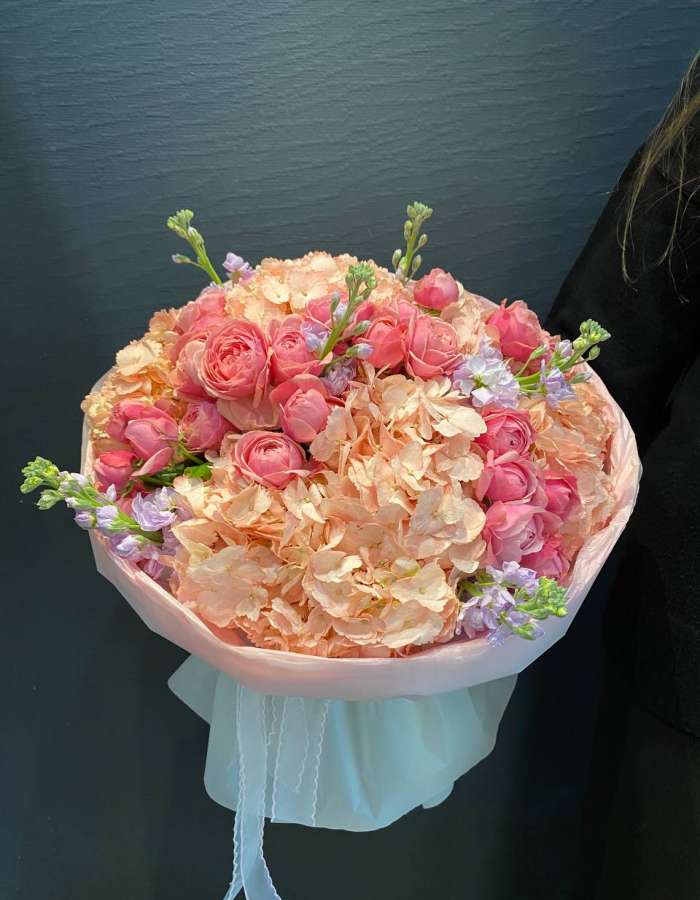 Букет из гортензий и розовых кустовых роз "Летний Дождь"