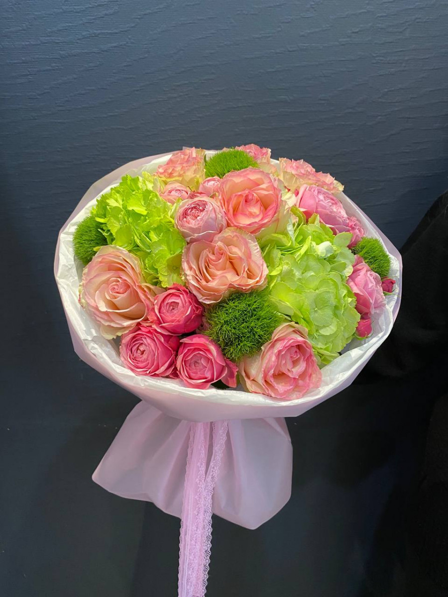 Букет из розовых роз и зеленых гортензий "Яркие грезы"