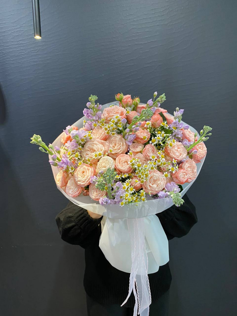 Букет из розовых кустовых роз и маттиолы "Пробуждение природы"