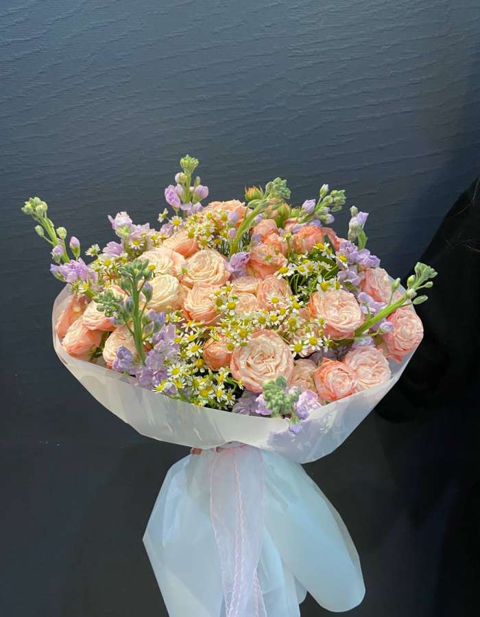 Букет из розовых кустовых роз и маттиолы "Пробуждение природы"